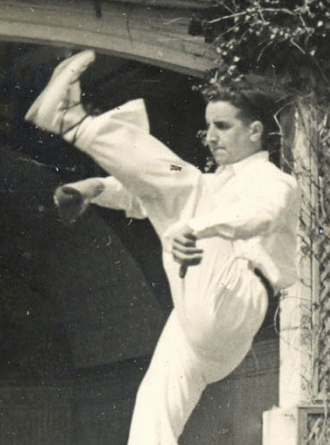Un dantzari de la masa coral Erresoinka bailando un aurresku. Imagen del catálogo del Museo del Nacionalismo Vasco en EMSIME. Año 1939.