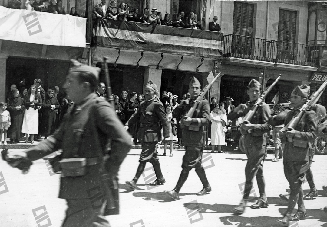 Desfile de las tropas franquistas por Bilbao con sus balcones engalanados con banderas españolas, después de haber sido conquistada