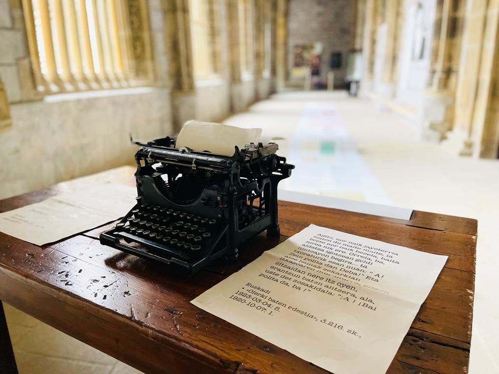 Máquina de escribir cedida por el museo del nacionalismo vasco a la exposición 'Itzalpeko emakumeak' de Deba